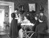 Kvinnor som dricker kaffe i salongen. En av kvinnorna är troligtvis fotografen Nanny Ekström.