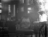 Hemmiljö, troligtvis hemma hos fotografens syster Mimmi.