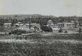 Greksåsars by med Greksåsars hyta.
Fotot tagen troligen före 1880.