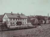 Skyllbergs station och Långsbergs slott.