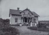 Skyllbergs bruk. 
Bostadshus, grupp framför huset.
Fotot taget omkring 1900.