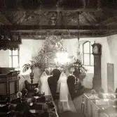 Dubbelbröllop i Kållereds kyrka 1938-10-23. Kusinerna: Iris Johansson (1913 - 2004, gift Persson), Livered och Iréne Karlsson (1912 - 2016, gift Karlsson), Tållered. Brudgummar: John Persson (1909 - 1982) och Erik Karlsson (1912 - 1997).
Relaterade motiv: A3100 och A3102.