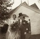 Brudparet Iris Johansson (1913 - 2004, gift Persson), Livered och John Persson (1909 - 1982) vandrar ut från Kållereds kyrka 1938-10-23. Bruden bär Kållered församlings brudkrona, som används för första gången. 
Det var dubbelbröllop denna dag då Iris kusin Iréne Karlsson (1912 - 2016, gift Karlsson), Tållered gifte sig med Erik Karlsson (1912 - 1997). Relaterade motiv: A3099 och A3100.