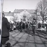 Finalen av militärövningen Ölandskriget. På torget i Borgholm. Civilt och militärt med musikinstrument. Daterad 25/4.
