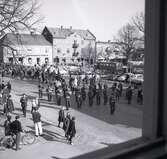 Finalen av militärövningen Ölandskriget. En militärparad i Borgholm på torget, sedd ifrån ett fönster.