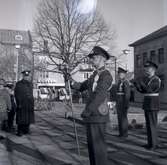 Finalen av militärövningen Ölandskriget. En soldat med stav för tamburmajor på torget i Borgholm.