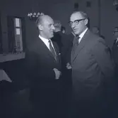 Bild i samband med militärövningen Ölandskriget. Herrar i kostym vid långbord.