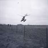 Bild från militärövningen Ölandskriget. En helikoper från marinen flyger iväg.
