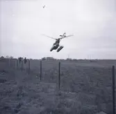 Bild från militärövningen Ölandskriget. En helikoper från marinen flyger iväg.