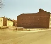 Bostadshus m.m., kvarteret Fries, Växjö, 1971. Hörnet Sandgärdsgatan - Västra Esplanaden. 
Ny fastighet uppfördes 1982.