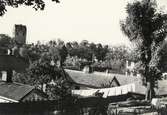 Vy från Staglaberget över hustaken vid Ingelstadsvägen mot Växjö domkyrka, 1950-tal. Till höger skymtar den 
s.k. Östregårds villa.