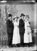 Ateljéporträtt - två kvinnor och två män, Östhammar, Uppland 1918