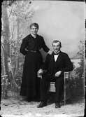 Ateljéporträtt - kvinna tillsammans med Konrad Jansson från Raggarön, Börstil socken, Uppland 1918