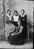 Ateljéporträtt - fyra kvinnor, Östhammar, Uppland 1918