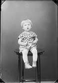 Ateljéporträtt - litet barn sitter på en pall, Östhammar, Uppland