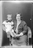 Ateljéporträtt - Hilda Gauffin från Lövsta Bruk med son, Uppland 1930