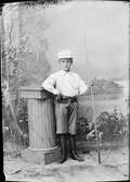 Ateljéporträtt - pojke med pinne i handen, Östhammar, Uppland