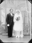 Ateljéporträtt - brudparet Karlsson från Harg socken, Uppland 1929