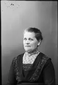 Ateljéporträtt - Fru Scharp från Sanda, Harg socken, Uppland 1914