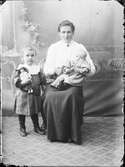 Ateljéporträtt - kvinna med två barn, Östhammar, Uppland