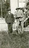 Från vänster står busschaufför John Johansson samt en okänd man, Kållered Stom 