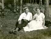 Paret John Johansson (1898 - 1966) och Ingeborg Gustavsson (1901 - 1987, gift Johansson) sitter i gräset vid Kållered Stom 