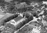 Älmeboda kyrka är en kyrkobyggnad som tillhör Älmeboda församling i Växjö stift. Kyrkan ligger i samhället Rävemåla.
Nuvarande stenkyrka uppfördes åren 1876-1877 i historiserande blandstil efter ritningar av arkitekt Abraham Ludvig Hedin. Kyrkan har en nord-sydlig orientering med kor i söder och en vidbyggd sakristia söder om koret. Kyrktornet med huvudingång ligger i norr. Kyrkan invigdes den 19 september 1877 av biskop Henrik Gustaf Hultman.