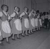 Bild tagen i samband med flyktingar ifrån Ungern 1956. Kvinnor som dansar i traditionella folkträkter i Godtemplargården hösten 56 - våren 57.