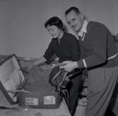 Bild tagen i samband med att flyktingar ifrån Ungern kom 1956.  En man och en kvinna som packar eller packar upp. Hösten 56 - våren 57.
