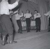 Bild tagen i samband med flyktingar ifrån Ungern 1956. Män som dansar. Förmodligen i Godtemplargården i Borgholm. Hösten 56 - våren 57.