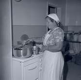 Gärdslösagården. Kvinna som förmodligen lagar kroppkakor.