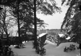 Bondgården, i vinterskrud, på Vallby friluftsmuseum i Västerås.
