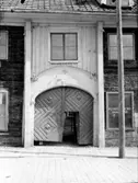 Port, Karmanska gårdens dörr, i Arboga.
(Järnhandlargården??)