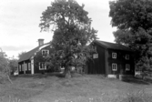 Mangårdsbyggnadens baksida och loftbod, Tibble, Skultuna.
