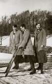 Tre kvinnor står i ett snöpudrat Kållered, 1930-tal. Från vänster: Elin Pettersson (gift Rotvall), Backen Högen samt systrarna Ingeborg (1901 - 1987, gift Johansson) och Astrid Gustafsson (1907 - 1994, gift Jägerström, Råda). Ingeborg och Astrid från Kållered Stom 