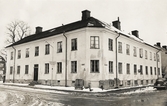 Bostadshus i kvarteret Teatern nr 1, hörnet Nygatan - Västra Esplanaden, Växjö, 1960. I bakgrunden skymtar varmbadhuset.