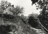 Gångväg med trappa och bostadshus vid Staglaberget, Växjö, ca 1940. 
Troligen bakom Ingelstadsvägen.