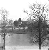 Tvåvånings villa med torn och stor veranda, notarie Ossian Adlers villa i Örnsro, byggd år 1900.
Villa Örnsro alternativt Adlers Café.

Stereofotografi.