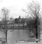 Tvåvånings villa med torn och stor veranda, notarie Ossian Adlers villa i Örnsro, byggd år 1900.
Villa Örnsro alternativt Adlers Café.

Stereofotografi.