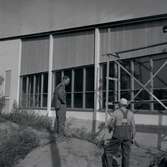 Män vid byggnadsställning till hembygdsgården i Köpingsvik.