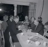 Invigning av hembygdsgården i Köpingsvik. Människor som dricker kaffe. Troligen Ivar Persson till höger.