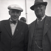 Två män som är vid en folksamling när Ernst Wigforss  var i Färjestaden. Finansminister 1932-1949 under Per Albin Hansson och Tage Elanders tid.