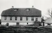 Den gamla huvudbyggnaden på gården Tuvan, Växjö landsfs, ca 1900, Trädgårdssidan.