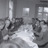 Personer på en socialdemokratisk distriktskongress som sitter och dricker kaffe, sept -57. Angående tjänstepension ATP.