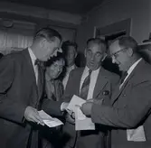 Personer på en socialdemokratisk distriktskongress som sitter och dricker kaffe, sept -57. Angående tjänstepension ATP.