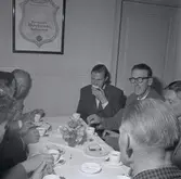 Personer på en socialdemokratisk distriktskongress som sitter och dricker kaffe, sept -57. Angående tjänstepension ATP.