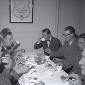 Personer på en socialdemokratisk distriktskongress som sitter och dricker kaffe, sept -57. Angående tjänstepension ATP.