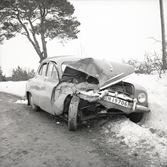 En Skoda som har krockat med en konsumbuss.