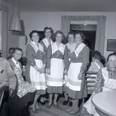 Kvinnogillet, förmodligen i Borgholm. Kvinnor i förkläden och klänningar.