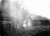 Nora sn, Heby.
Bostad och lövlada på Österbo fäbod. 1924.